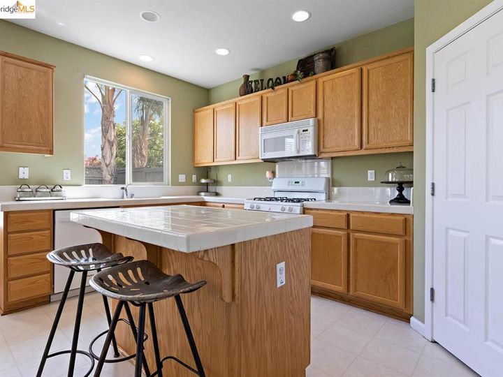 1208 Picadilly Ln, Brentwood, CA | Rose Garden. Photo 11 of 30