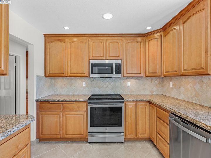 17265 San Franciscan Dr, Castro Valley, CA | Columbia. Photo 11 of 47