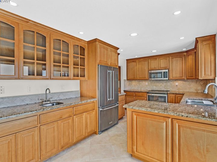 17265 San Franciscan Dr, Castro Valley, CA | Columbia. Photo 13 of 47