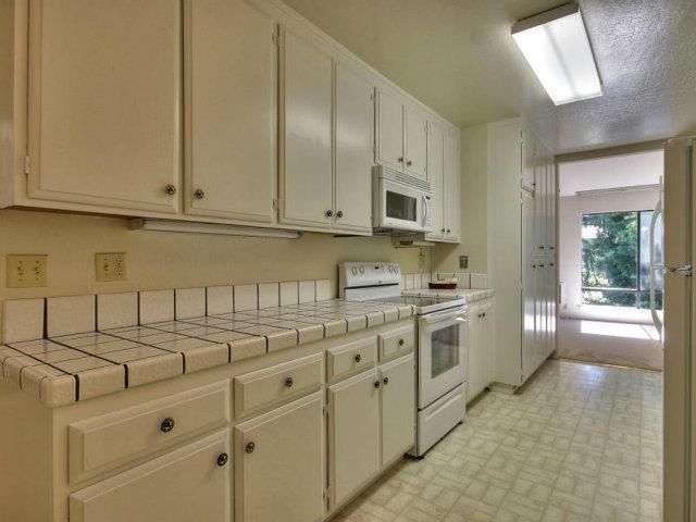 Rental 2040 W Middlefield Rd, Mountain View, CA, 94043. Photo 6 of 10