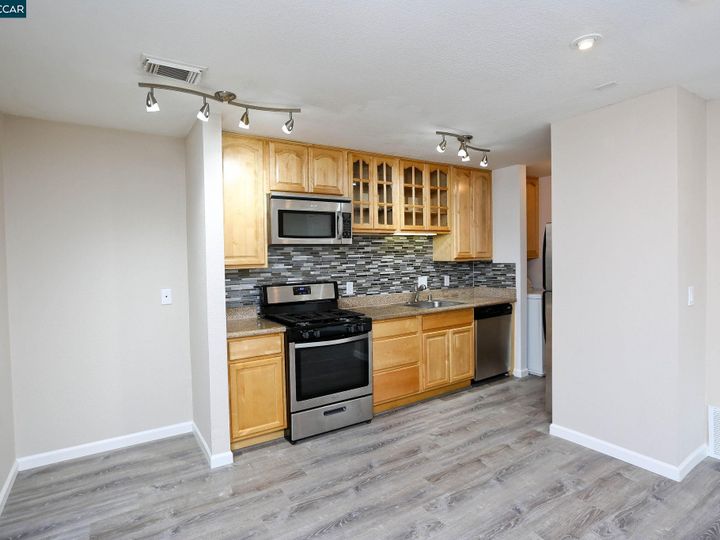 Lakeview condo #. Photo 8 of 20