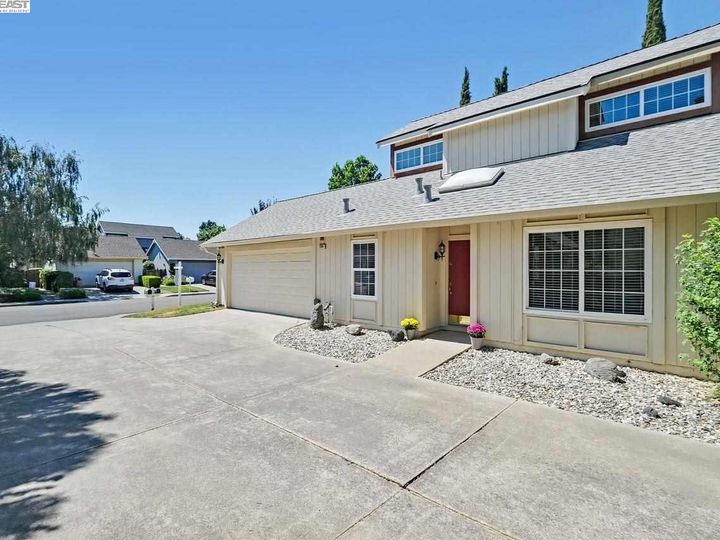 2331 Bay Meadows Cir Pleasanton CA Multi-family home. Photo 2 of 32