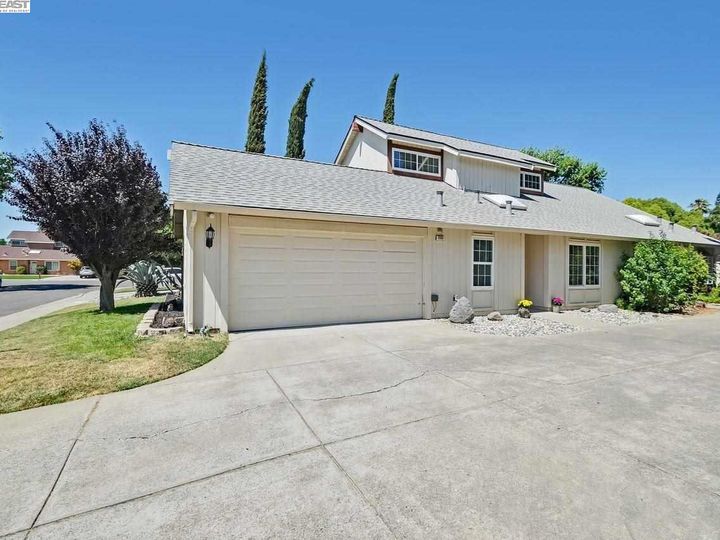 2331 Bay Meadows Cir Pleasanton CA Multi-family home. Photo 3 of 32