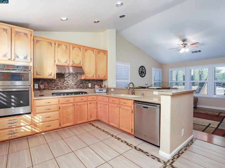 2379 Whitetail Dr, Antioch, CA | Mayfair. Photo 13 of 37