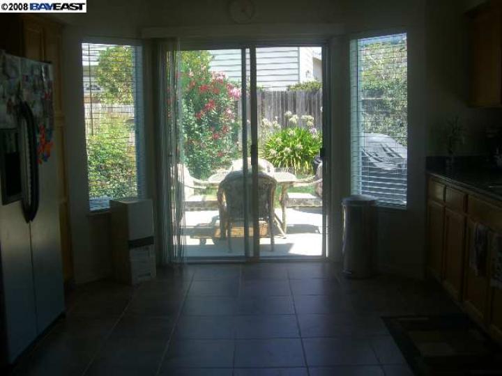 322 Clearpointe Dr, Vallejo, CA, 94591 Townhouse. Photo 5 of 9