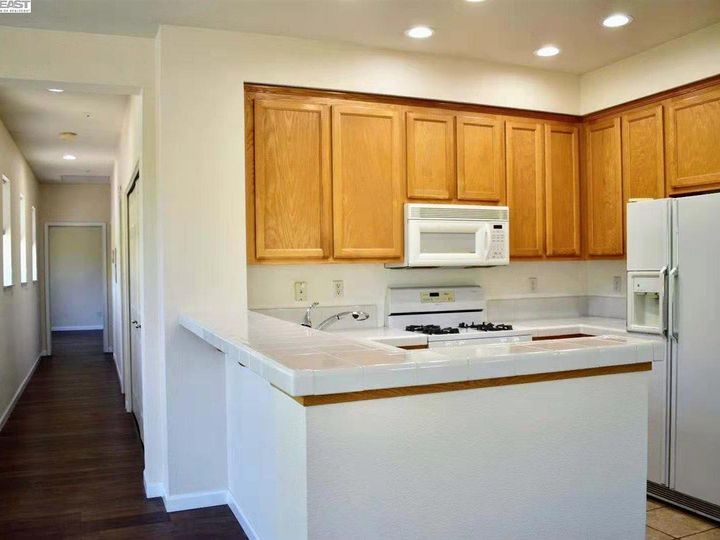 3858 N Canyon Ct, Castro Valley, CA, 94552 Townhouse. Photo 12 of 28