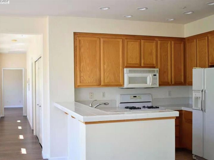3858 N Canyon Ct, Castro Valley, CA, 94552 Townhouse. Photo 15 of 28