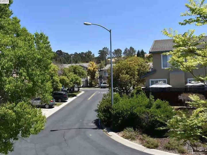 3858 N Canyon Ct, Castro Valley, CA, 94552 Townhouse. Photo 4 of 28
