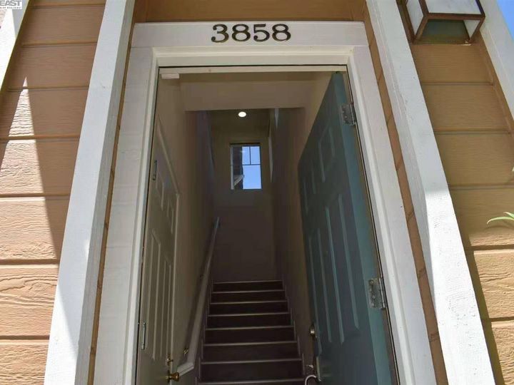 3858 N Canyon Ct, Castro Valley, CA, 94552 Townhouse. Photo 5 of 28