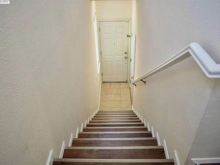 3858 N Canyon Ct, Castro Valley, CA, 94552 Townhouse. Photo 6 of 28