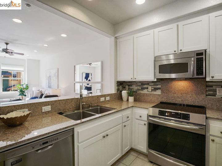 6047 Old Quarry Loop, Oakland, CA, 94605 Townhouse. Photo 16 of 51