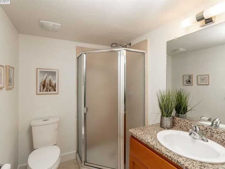 882 20th St, Oakland, CA, 94607 Townhouse. Photo 15 of 17