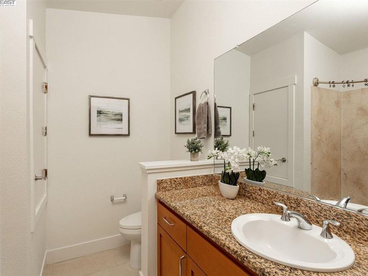 882 20th St, Oakland, CA, 94607 Townhouse. Photo 17 of 17