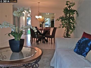 1382 Tree Garden Pl, Concord, CA, 94518 Townhouse. Photo 4 of 17