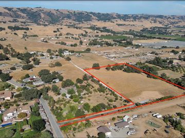 2590 Roop Rd Gilroy CA. Photo 2 of 18